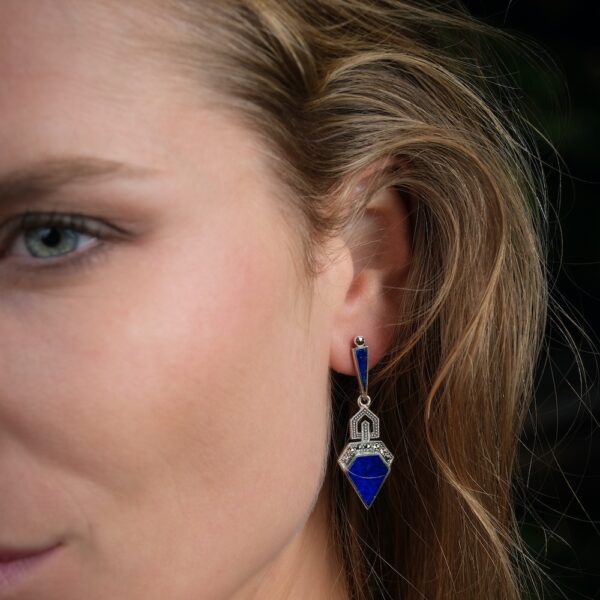 boucles d'oreilles art déco en argent et lapis lazuli portées par une femme.