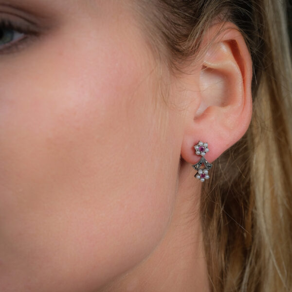 Boucles d'oreilles rubis perles vintage portées sur l'oreille gauche d'une mannequin blonde.