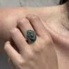 Bague art déco vintage en argent et agathe verte portée par une mannequin