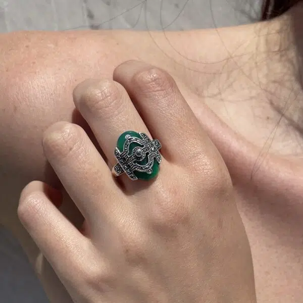 Bague art déco vintage en argent et agathe verte portée par une mannequin