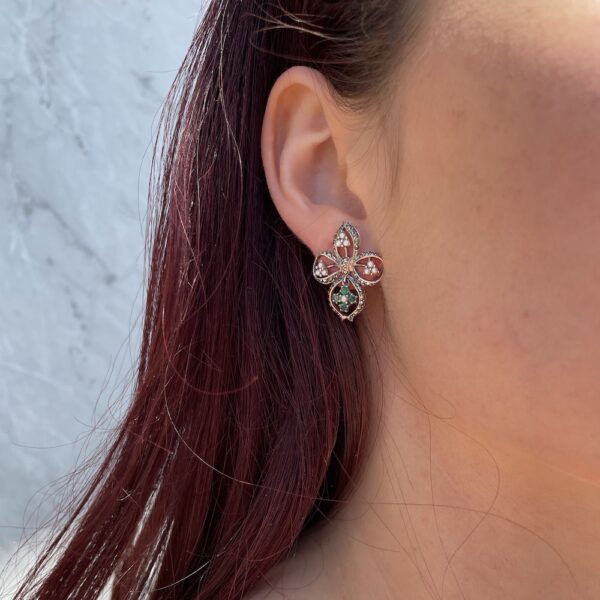 Boucles d'oreilles émeraude perles vintage portées sur l'oreille droite d'un mannequin.