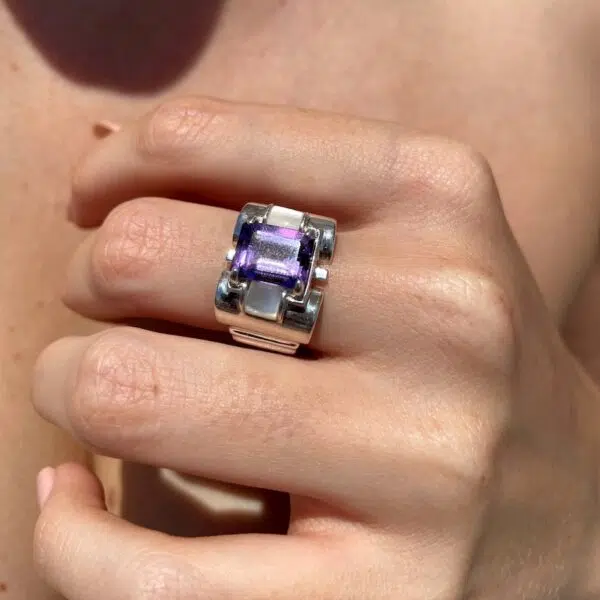 Bague tank art déco améthyste portée par une mannequin