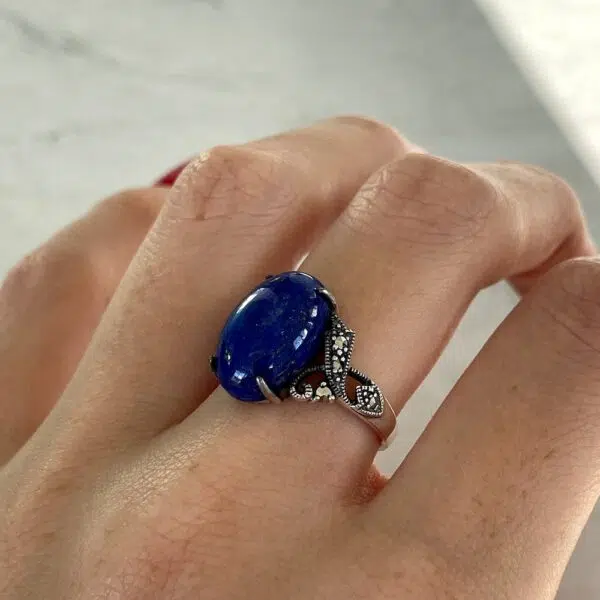 Bague argent lapis lazuli au style vintage portée