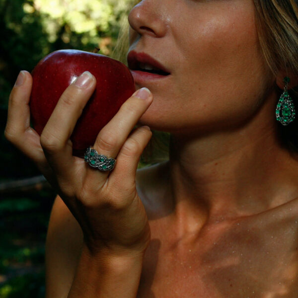 une modèle portant des bijoux en argent valkyrie paris mange une pomme