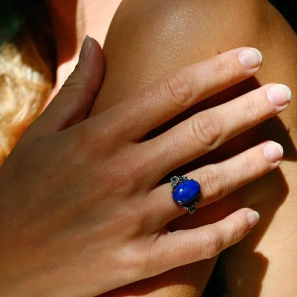 Bague argent lapis lazuli au style vintage portée