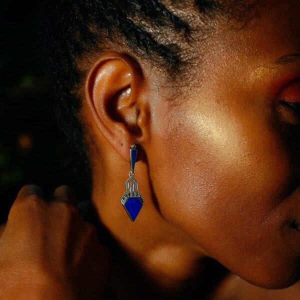 boucles d'oreilles art déco en argent et lapis lazuli portées par une femme.