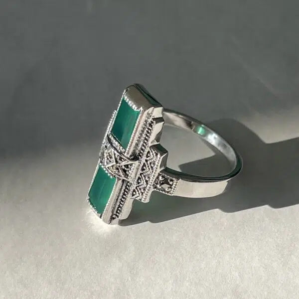 Bague art deco en argent et pierre verte