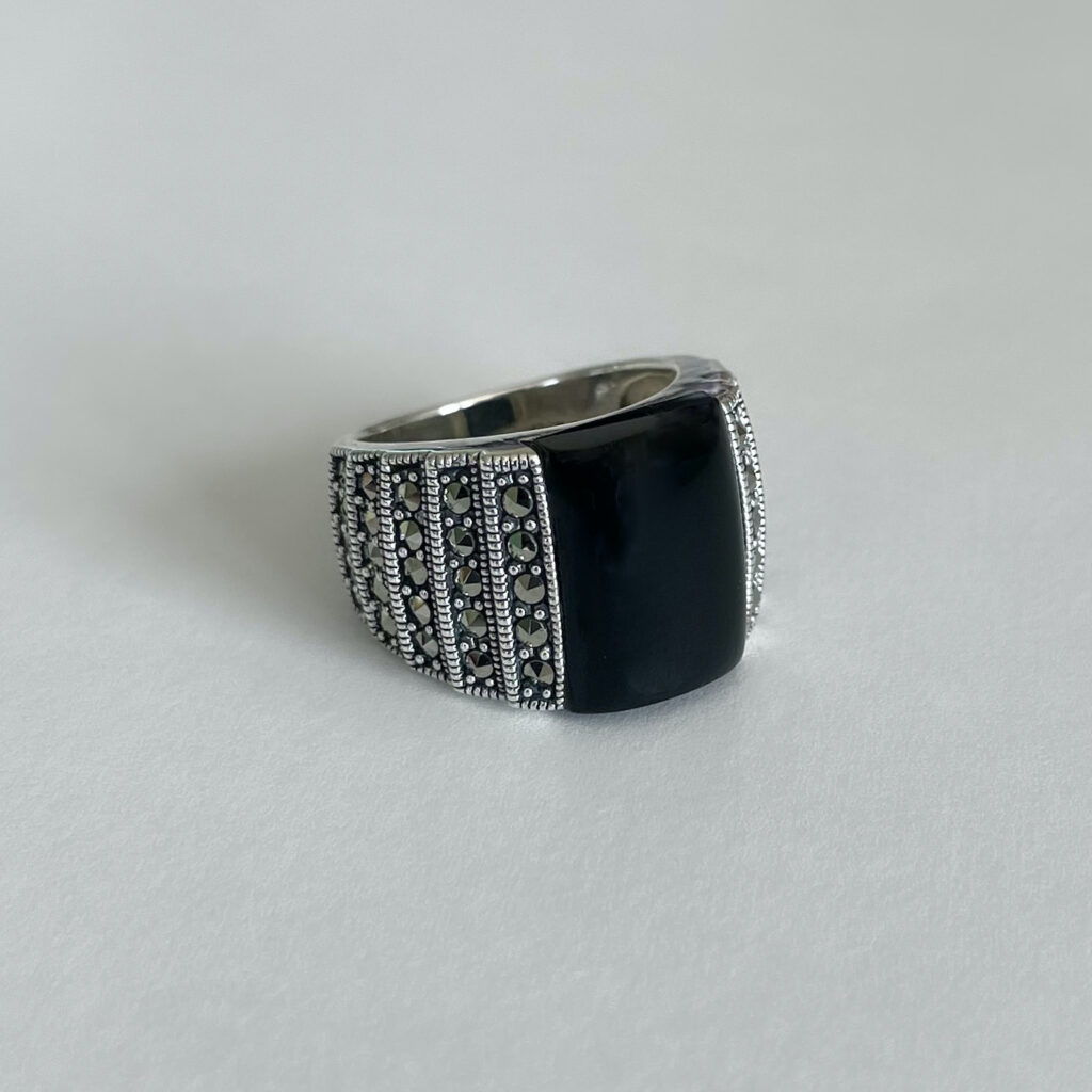 Bague Chevalière Art Déco En Argent Massif Avec Onyx - Ancienne - Style élégant Et Vintage